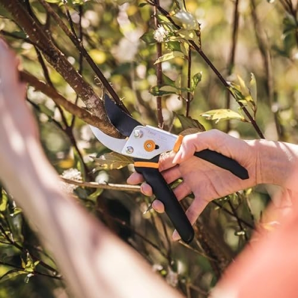 Fiskars Bypass Pruning Shears, 5/8-Inch Cut Capacity Garden Clippers, Gardening Scissors with Sharp, Rust Resistant Steel Blade - Image 2